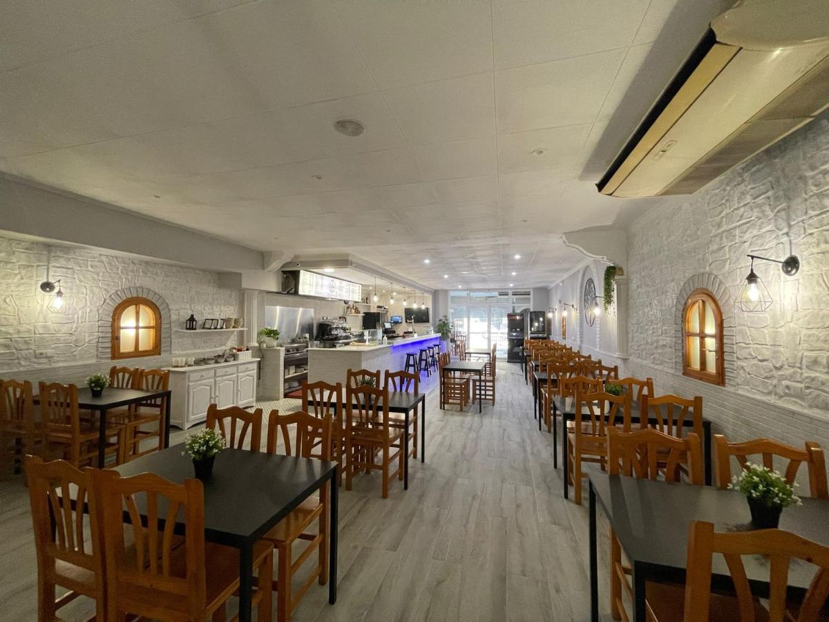 Hostal Restaurante Avenida De Madrid Terrassa Extérieur photo