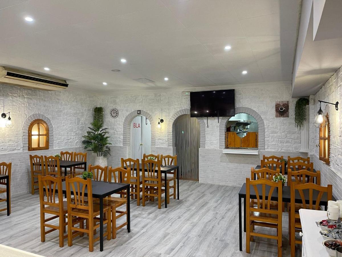 Hostal Restaurante Avenida De Madrid Terrassa Extérieur photo