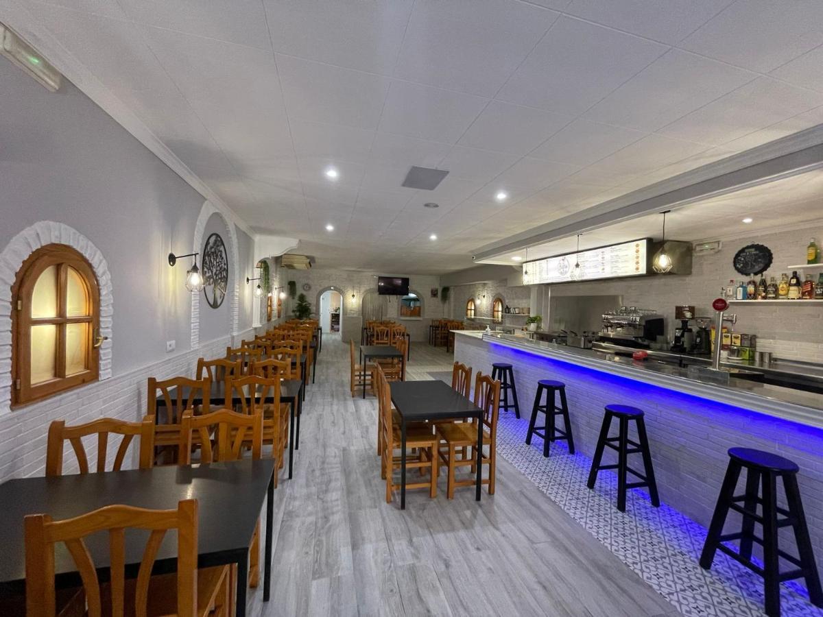 Hostal Restaurante Avenida De Madrid Terrassa Extérieur photo