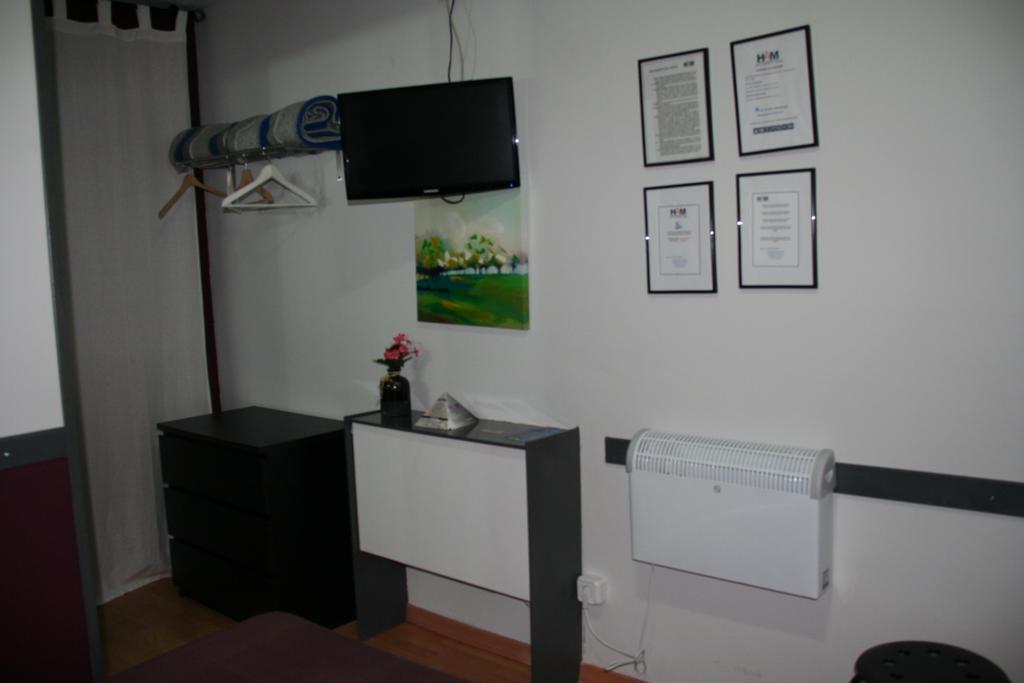 Hostal Restaurante Avenida De Madrid Terrassa Extérieur photo