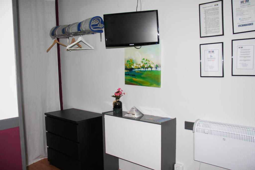Hostal Restaurante Avenida De Madrid Terrassa Extérieur photo