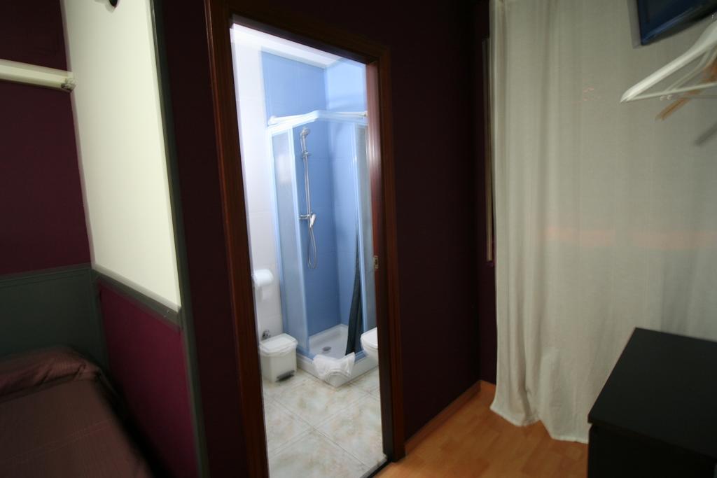 Hostal Restaurante Avenida De Madrid Terrassa Extérieur photo
