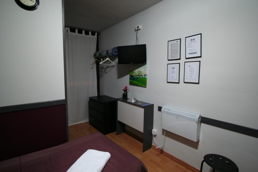 Hostal Restaurante Avenida De Madrid Terrassa Extérieur photo