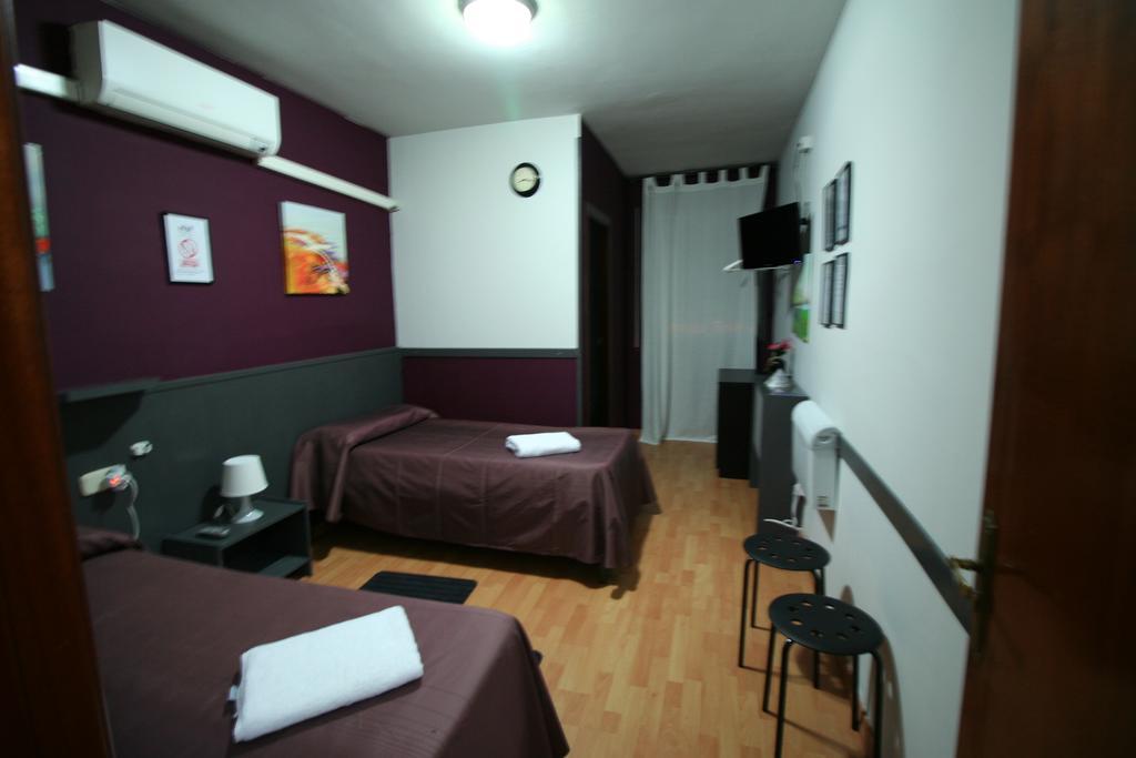 Hostal Restaurante Avenida De Madrid Terrassa Extérieur photo
