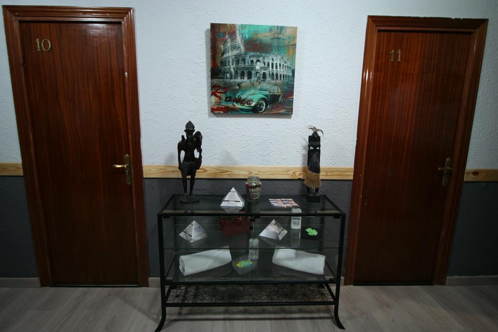 Hostal Restaurante Avenida De Madrid Terrassa Extérieur photo