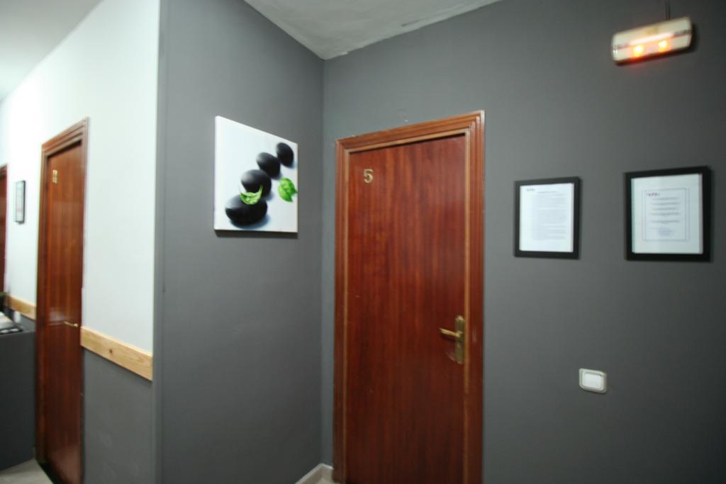 Hostal Restaurante Avenida De Madrid Terrassa Extérieur photo
