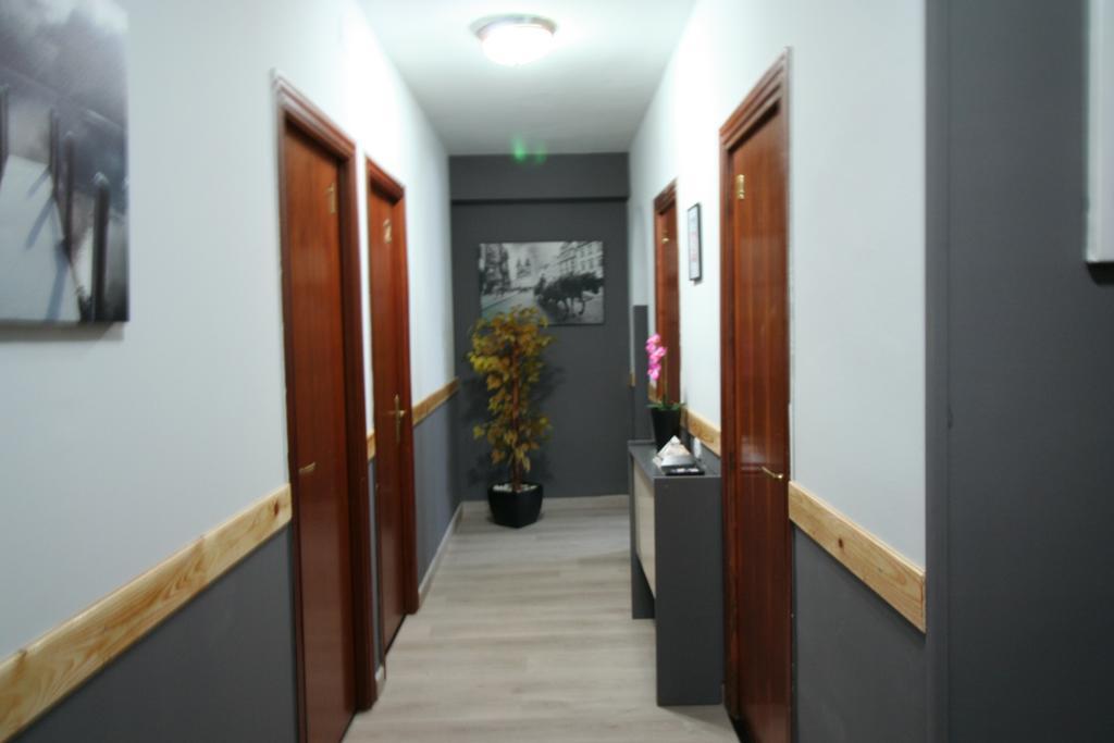 Hostal Restaurante Avenida De Madrid Terrassa Extérieur photo