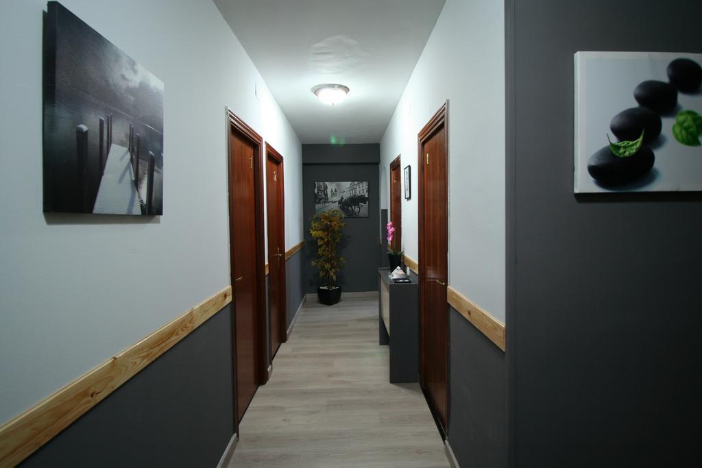 Hostal Restaurante Avenida De Madrid Terrassa Extérieur photo