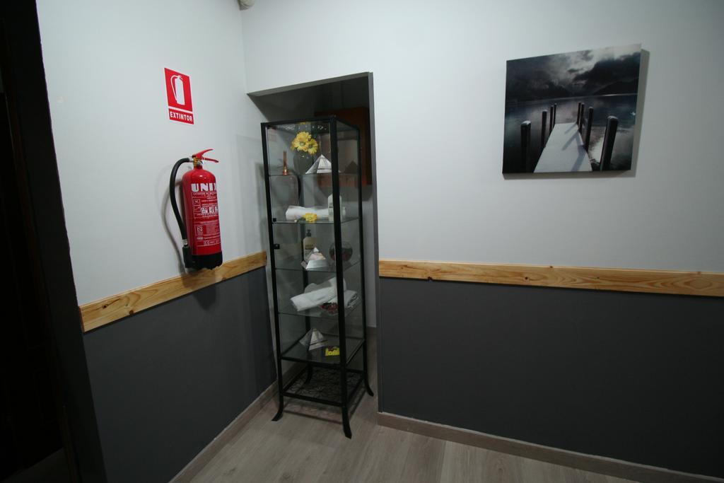 Hostal Restaurante Avenida De Madrid Terrassa Extérieur photo