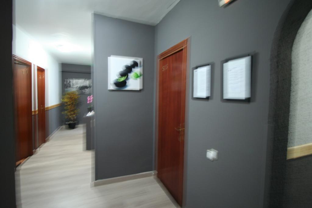 Hostal Restaurante Avenida De Madrid Terrassa Extérieur photo