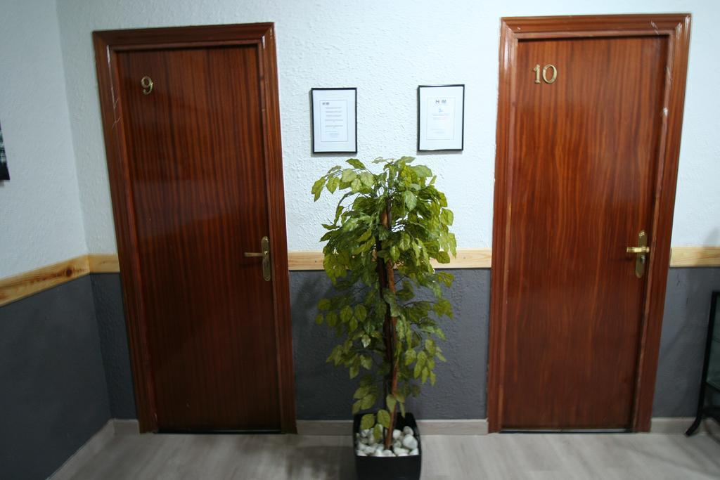 Hostal Restaurante Avenida De Madrid Terrassa Extérieur photo