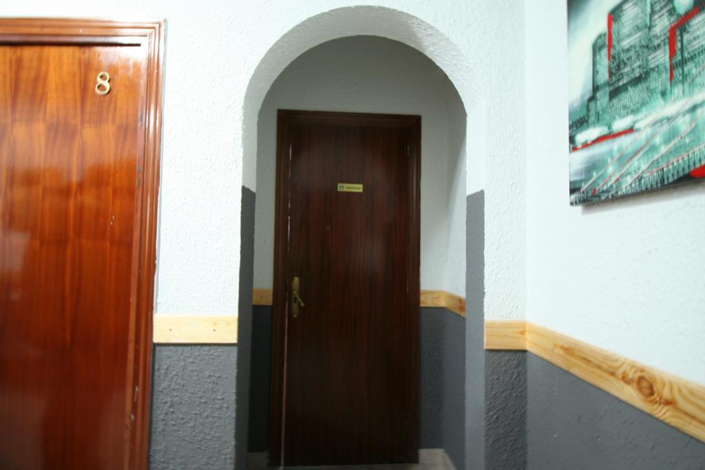 Hostal Restaurante Avenida De Madrid Terrassa Extérieur photo