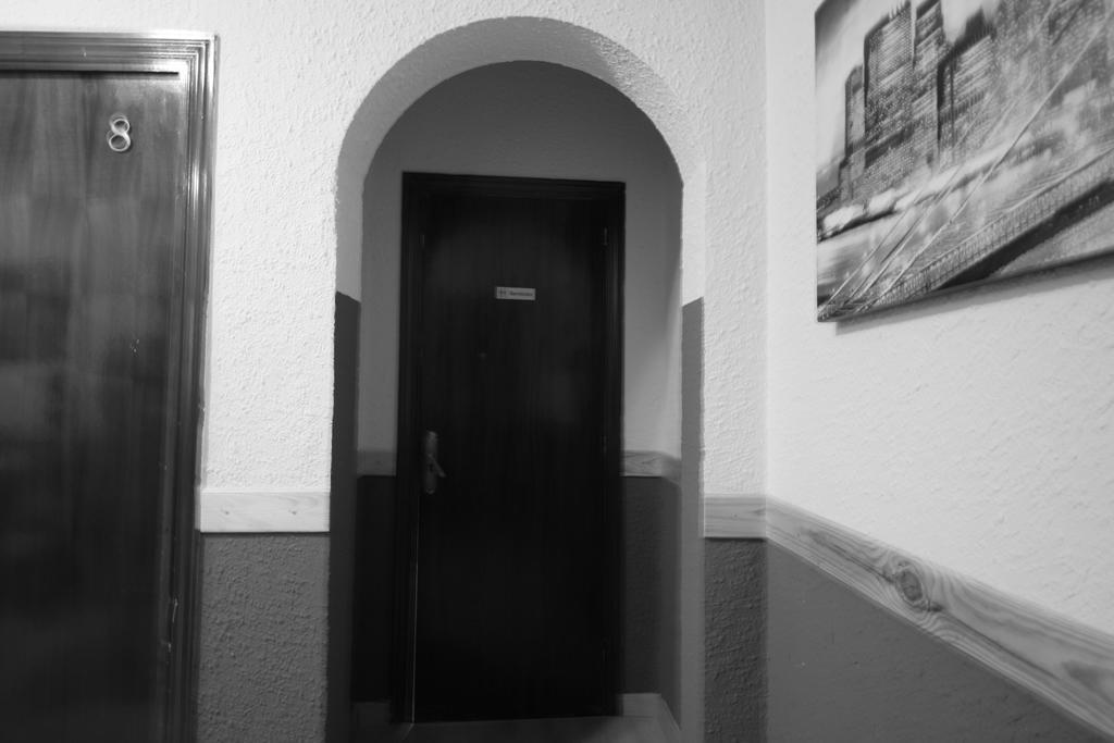 Hostal Restaurante Avenida De Madrid Terrassa Extérieur photo