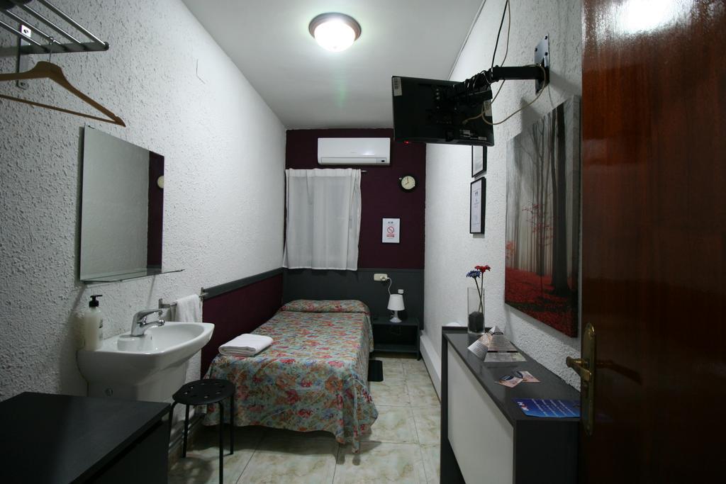 Hostal Restaurante Avenida De Madrid Terrassa Chambre photo
