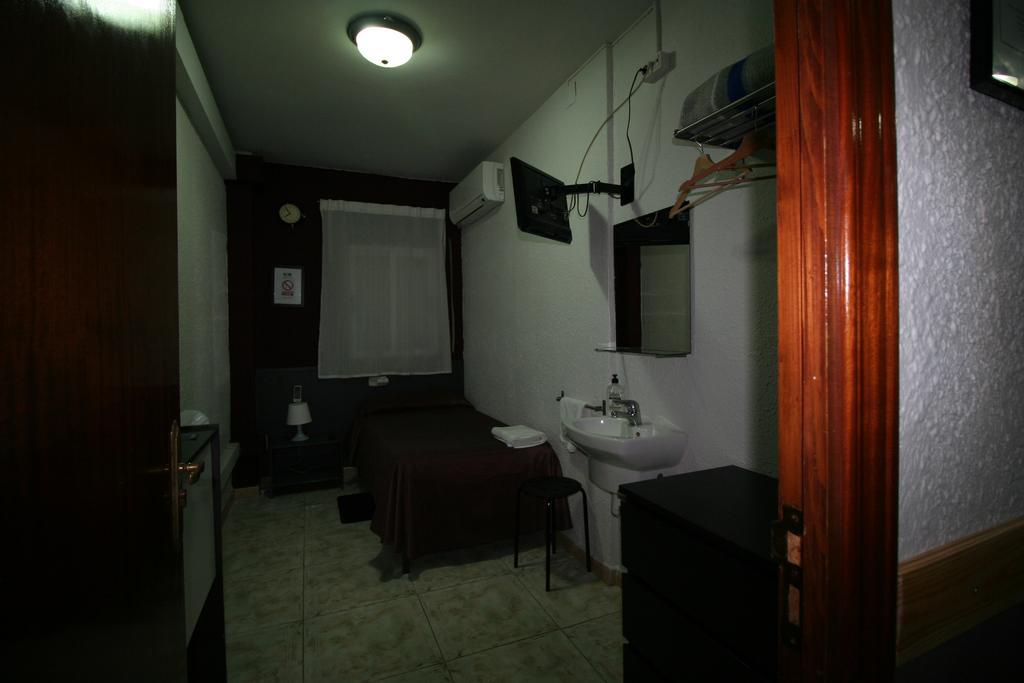 Hostal Restaurante Avenida De Madrid Terrassa Chambre photo