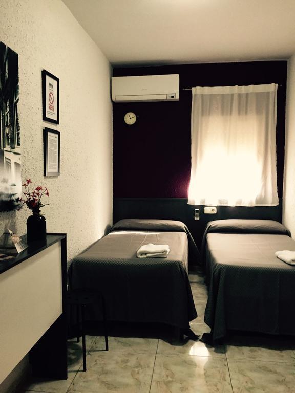 Hostal Restaurante Avenida De Madrid Terrassa Extérieur photo
