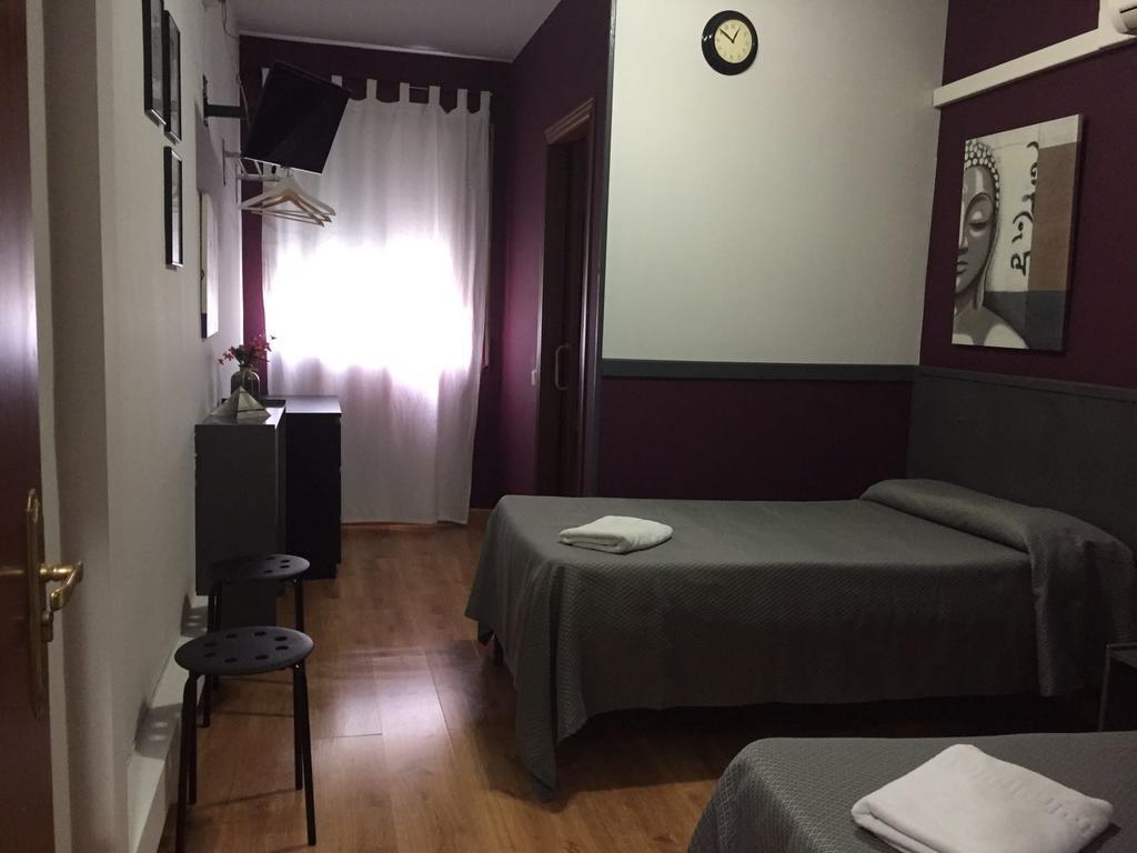Hostal Restaurante Avenida De Madrid Terrassa Extérieur photo