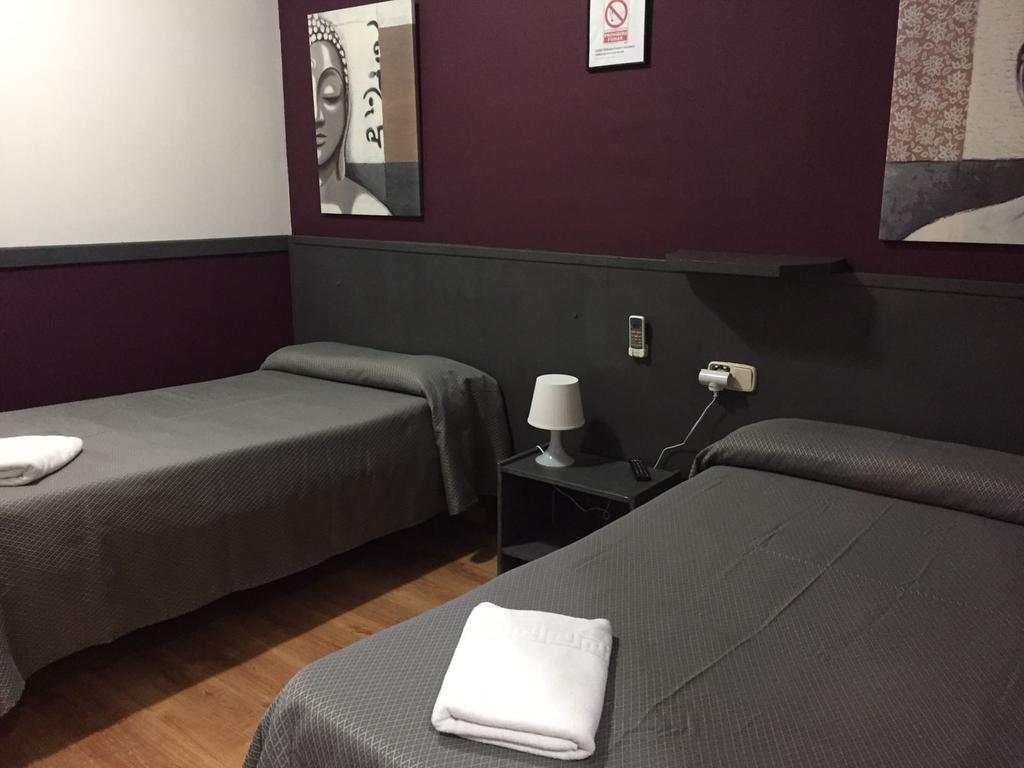 Hostal Restaurante Avenida De Madrid Terrassa Extérieur photo