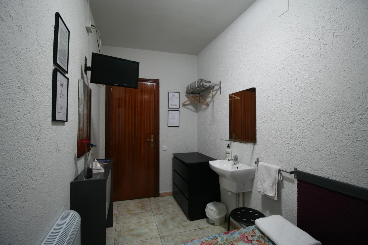 Hostal Restaurante Avenida De Madrid Terrassa Extérieur photo
