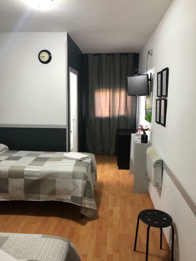 Hostal Restaurante Avenida De Madrid Terrassa Extérieur photo