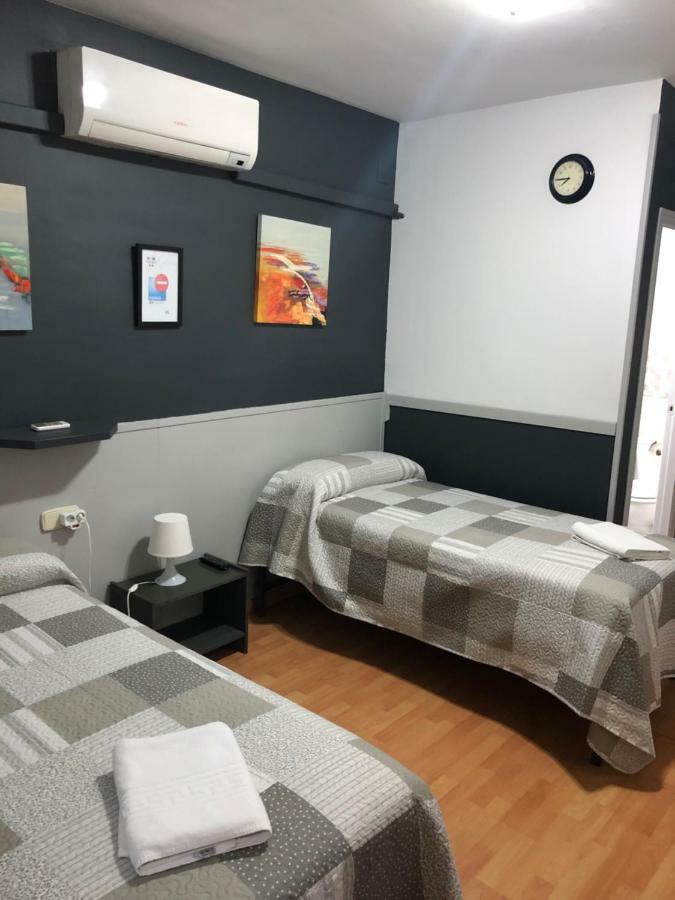 Hostal Restaurante Avenida De Madrid Terrassa Extérieur photo